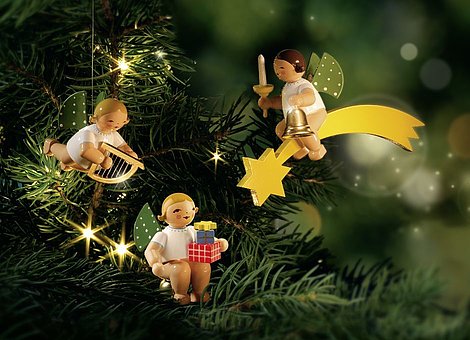 [Translate to Englisch (US):] Verschiedene handgemachte Elfpunkte-Engel an Tannenbaum