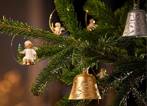 [Translate to Englisch (US):] Handgemachter Christbaumschmuck an Tannengrün