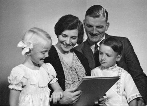 [Translate to Englisch (US):] Schwarz-Weiß-Aufnahme von Olly und Johannes Wendt mit den Kindern Hans und Sigrid.